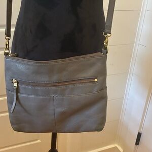 Fossil Fiona leather crossbody bag in gray. This popular bag easy to carry.
